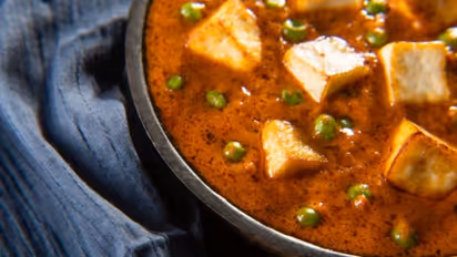 മട്ടര് പനീര് തയ്യാറാക്കുന്ന അമേരിക്കൻ ഷെഫ്; കൊതിപ്പിക്കുന്ന വീഡിയോ...