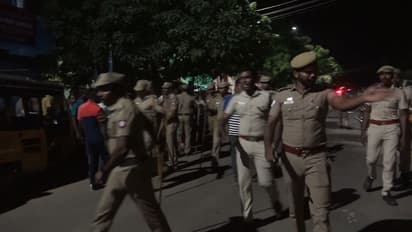 நெல்லையில் வாகன சோதனையில் விபத்து; லோடு வாகனம் மோதி இளைஞர் பலி - உறவினர்கள் மறியல்