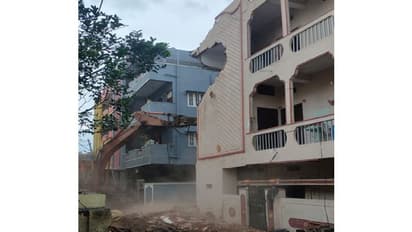 జాకీలతో భవనాన్నిలేపుతుండగా పక్క ఇంటిమీద పడ్డ బిల్డింగ్..