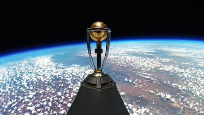 అంతరిక్షంలో వన్డే ప్రపంచకప్ ట్రోఫీ ఆవిష్కరణ .. భూమికి లక్షా 20 వేల అడుగుల ఎత్తులో చక్కర్లు, వీడియో చూశారా