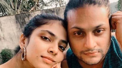 மாளவிகா மோகனனின் காதலர் இவரா? பாத் ரூமில் தோளில் சாய்ந்து ரொமான்ஸ் செய்யும் போட்டோஸ் வைரல்!