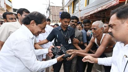 ముఖ్యమంత్రికే ఆసరా... కేసీఆర్ నామినేషన్ కోసం పించన్ డబ్బులు విరాళం