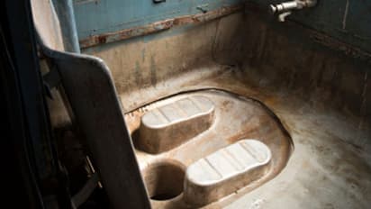 കയ്യുപയോഗിച്ച് ട്രെയിനിലെ ശുചിമുറി വൃത്തിയാക്കേണ്ട ഗതികേടില്‍ കരാര്‍ തൊഴിലാളികള്‍