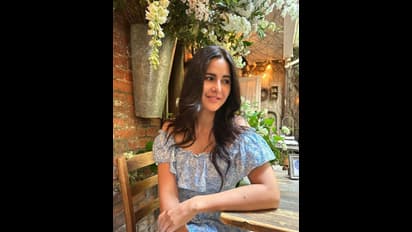  ನ್ಯೂಯಾರ್ಕ್:  ಆಫ್ ಶೋಲ್ಡರ್ ಪ್ರಿಂಟೆಡ್ ಡ್ರೆಸ್ಸಲ್ಲಿ ಕತ್ರಿನಾ ಕೈಫ್! ವಿಕ್ಕಿ ಲಕ್ಕಿ ಎಂದ ನೆಟ್ಟಿಗರು