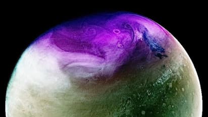 கோடையில் வண்ணமயமாக ஜொலிக்கும் செவ்வாய் கிரகம்! நாசா விண்கலம் எடுத்த கண்கவர் புகைப்படங்கள்!