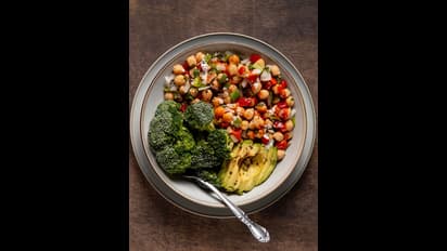 டயட்ல இருந்தா ஹெல்தியா இருக்கலாம்னு நெனக்காதீங்க..  இந்த ஆபத்தான டயட் முறைகள் மரணத்தை  ஏற்படுத்துமாம்.. 