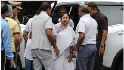 நடுவானில் தள்ளாடி அவசரமாகத் தரையிறங்கிய ஹெலிகாப்டர்! மேற்கு வங்க முதல்வர் மம்தா பானர்ஜி காயம்! 