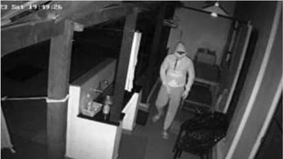 'മുഖംമൂടി, മാസ്ക്, തൊപ്പി'; വീട് കുത്തിത്തുറന്ന് സ്വർണ്ണവും വജ്ര ആഭരണങ്ങളും കവർന്നു, പ്രതിയുടെ ദൃശ്യം പുറത്ത്