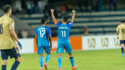 സാഫ് കപ്പ്: ഛേത്രി ഗോളില് മുന്നിലെത്തിയ ഇന്ത്യയെ സമനിലയില് പൂട്ടി കുവൈറ്റ്, കോച്ചിന് വീണ്ടും റെഡ് കാര്ഡ്