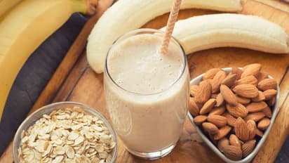 ബദാമും ഓട്സും കൊണ്ടൊരു ഹെൽത്തി സ്മൂത്തി ; ഈസി റെസിപ്പി   