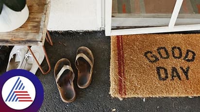 Vastu Tips: வீட்டின் பிரதான வாசலில் ஒருபோதும்  செருப்பு வைக்கக்கூடாது? மோசமான விளைவை ஏற்படுத்தும்..!!