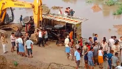 అదుపుతప్పి నదిలో పడిన మినీ ట్రక్కు.. 12 మంది దుర్మరణం..