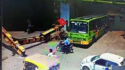 బిజీ రోడ్డులో కూలిన ఇనుప పిల్లర్.. షాకింగ్ వీడియో వైరల్...