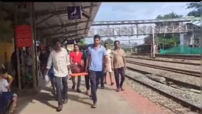 రెప్పపాటులో దూసుకొచ్చిన రైలు... క్షణాల్లో గాల్లో కలిసిన ప్రాణం.. ఒళ్లుగగుర్పొడిచే వీడియో