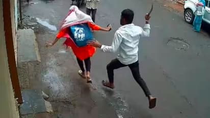  ಕಾಲೇಜು ಹುಡುಗಿಯ ಕೊಲೆಗೆ ಯತ್ನ: ಕತ್ತಿ ಹಿಡಿದು ಅಟ್ಟಾಡಿಸಿದವನ ಹಿಡಿದು ಬಡಿದ ಜನ: ವಿಡಿಯೋ