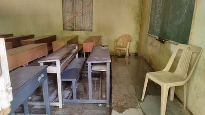 ಶಹಾಪುರ: ಸೋರುತಿಹುದು ಜ್ಞಾನ ದೇಗುಲ, ವಿದ್ಯಾರ್ಥಿನಿಯರು ವಿಲವಿಲ..!