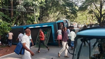 കോഴിക്കോട് മെഡിക്കൽ കോളേജിനു മുന്നിൽ സ്വകാര്യ ബസ് മറിഞ്ഞു; നിരവധി പേർക്ക് പരിക്ക്