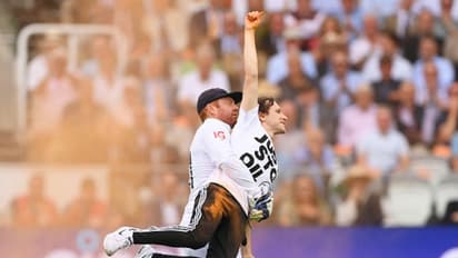 പ്രതിഷേധക്കാരനെ ബൗണ്ടറി കടത്തിയ ബെയര്സ്റ്റോ 'മല്ലയ്യ'ക്ക് കൈയടി; ബ്രിട്ടീഷ് പ്രധാനമന്ത്രിയുടെ അഭിനന്ദനം