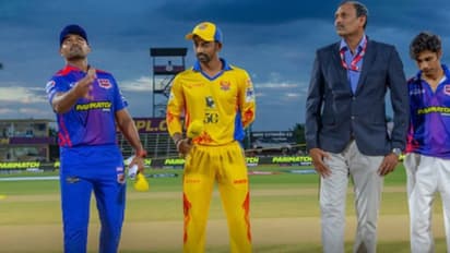 மழை காரணமாக போட்டி தாமதம்: திண்டுக்கல் டிராகன்ஸ் பீல்டிங்!