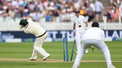 ഈ ആഷസിലെ ഏറ്റവും മികച്ച പന്തുകളിലൊന്ന്; കുറ്റി തെറിച്ചതറിയാതെ ഡേവിഡ് വാര്ണര്- വീഡിയോ