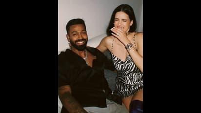 ಪತ್ನಿಗೆ ಬಿಗಿದಪ್ಪಿ ಚುಂಬಿಸಿದ ಹಾರ್ದಿಕ್ ಪಾಂಡ್ಯ; ವಿಶ್ವಕಪ್ ಕಡೆ ಗಮನ ಕೊಡಿ ಎಂದು ಟ್ರೋಲ್ ಮಾಡಿದ ನೆಟ್ಟಿಗರು..!