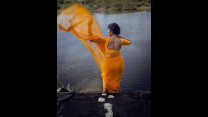 ஹீரோயின்களே தோத்துடுவாங்க.. ட்ரான்ஸ்பரண்ட் சேலையில் விதவிதமாக போஸ்! தேவதர்ஷினி மகள் நியாத்தியின் போட்டோஸ்!