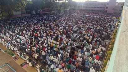 கோவையில் ஆயிரக்கணக்கான இஸ்லாமியர்கள் ஒன்று திரண்டு சிறப்பு தொழுகை