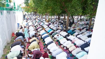 ಗಂಗಾವತಿಯಲ್ಲಿ ಸಂಭ್ರಮದ ಬಕ್ರೀದ್ ಆಚರಣೆ: ಮುಸ್ಲಿಂರ ಸಾಮೂಹಿಕ ಪ್ರಾರ್ಥನೆಯಲ್ಲಿ ಜನಾರ್ದನ ರೆಡ್ಡಿ ಭಾಗಿ