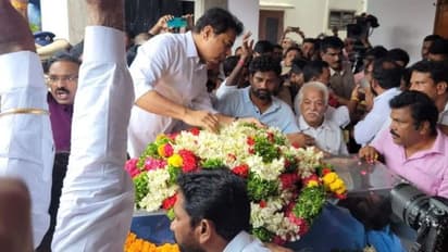 అలా జరిగుంటే బ్రతికేవాడివేమో తమ్ముడూ..: సాయిచంద్ మృతదేహం వద్ద కేటీఆర్ కంటతడి (వీడియో)