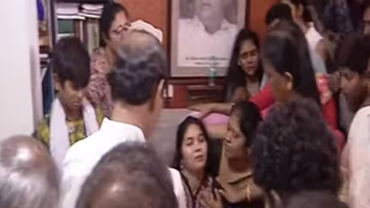 సాయిచంద్ భౌతిక కాయానికి నివాళులు: కుటుంబ సభ్యులకు కేసీఆర్ ఓదార్పు