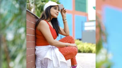 ஸ்டைல்னா என்னனு தெரியுமா?.. ஸ்டில்ஸ் போட்டு சொல்லிக்கொடுக்கும் சாக்‌ஷி அகர்வால்!