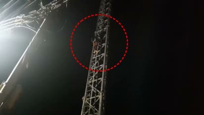 പൊലീസിനെയും ഫയർഫോഴ്സിനെയും വെള്ളം കുടിപ്പിച്ച് മൊബൈൽ ടവറിൽ യുവാവിന്റെ ആത്മഹത്യാ ഭീഷണി