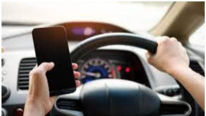 സംസാരിക്കുന്നത് മാത്രമല്ല, വണ്ടി ഓടിക്കുമ്പോള് ഫോണ് കയ്യില് വയ്ക്കുന്നതും ഇവിടെ നിയമവിരുദ്ധം!