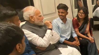 ఢిల్లీ మెట్రోలో మోడీ ప్రయాణం: ప్రయాణీకులతో నవ్వుతూ సంభాషణ