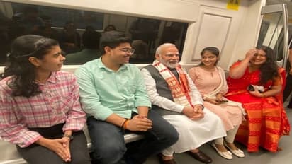 மெட்ரோ ரயிலில் டிக்கெட் எடுத்து பயணிகளுடன் பயணித்த பிரதமர் மோடி!