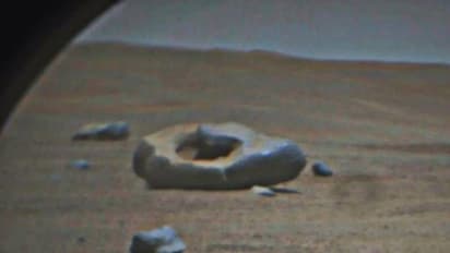 செவ்வாய் கிரகத்தில் ‘டோனட்’ வடிவ பாறை.. நாசாவின் Perseverance ரோவர் எடுத்த புகைப்படத்தை பார்த்தீங்களா?