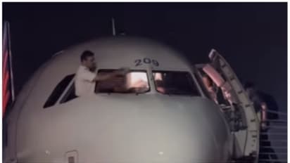 ടേക്കോഫിന് മുമ്പ് തുണി ഉപയോഗിച്ച് വിമാനത്തിന്റെ മുന്നിലെ ഗ്ലാസ് വൃത്തിയാക്കുന്ന പൈലറ്റിന്റെ വീഡിയോ വൈറല് !