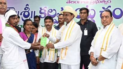 పోడు రైతులపై కేసులు ఎత్తివేస్తాం: గిరిజనులకు పోడు పట్టాలిచ్చిన కేసీఆర్