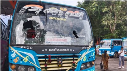 സ്വകാര്യ ബസ് തൊഴിലാളികള് തര്ക്കം, അടി; ആറ് ബസുകള് തല്ലിതകര്ത്തു, സംഭവം ചേര്ത്തലയില്