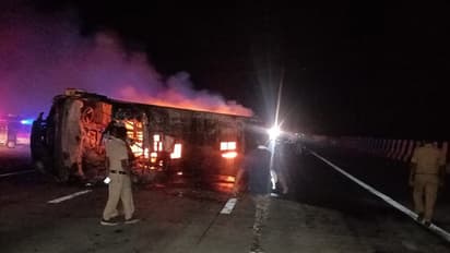 తమిళనాడులో లారీని ఢీ కొట్టిన బస్సు.. మంటల్లో పూర్తిగా దగ్థం..12మందికి గాయాలు.. 