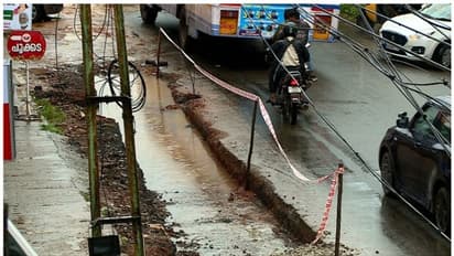 നഗരഹൃദയത്തിലെ മരണക്കുഴി: റോഡിലെ കുഴിയിൽ വീണ് ബൈക്ക് യാത്രികന്റെ തോളെല്ലും മൂന്ന് വാരിയെല്ലും ഒടിഞ്ഞു