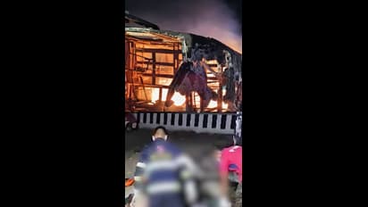 ಮರಾಠಾ ಮೀಸಲು ಕಿಡಿಗೆ ಹೊತ್ತಿ ಉರಿದ ಮಹಾರಾಷ್ಟ್ರ: ಕೆಎಸ್‌ಆರ್‌ಟಿಸಿಯ 10 ಬಸ್‌ಗಳಿಗೆ ಬಿತ್ತು ಬೆಂಕಿ!