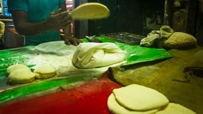 ഭക്ഷണം ലഭിക്കാൻ വൈകി, വഴിയോരക്കട അടിച്ച് പൊളിച്ച് പൊലീസുകാര്; നടപടി