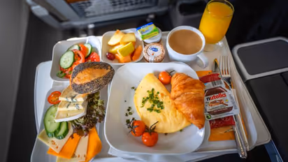 'സൗജന്യമല്ല, പോക്കറ്റ് ഫ്രണ്ട്ലി'; സ്നാക്സിന് പകരം ലോകോത്തര മെനുവുമായി എയർ ഇന്ത്യ എക്സ്പ്രസ്സ്