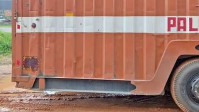 എഐ ക്യാമറയുടെ കണ്ണ് വെട്ടിക്കാന് ഗ്രീസ് വച്ച് 'ടെക്നിക്'; പിന്തുടര്ന്ന് പിടികൂടി പിഴയിട്ട് എംവിഡി