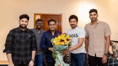 'மாமன்னன்' பட வெற்றியை ஏ.ஆர்.ரகுமானுடன் கேக் வெட்டி கொண்டாடிய கீர்த்தி - உதயநிதி! வைரலாகும் போட்டோஸ்!