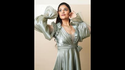 అదిరిపోయే డ్రెస్ లో బుల్లితెర రాములమ్మ జబర్దస్త్ ఫోజులు.. నిషా కళ్లతో మత్తెక్కించేస్తున్న శ్రీముఖి..