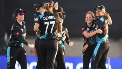 உன் குத்தமா, என் குத்தமா? 11 ஓவர்கள் பந்து வீசிய நியூசிலாந்து வீராங்கனை ஈடன் கார்சன்: வேடிக்கை பார்த்த நடுவர்!