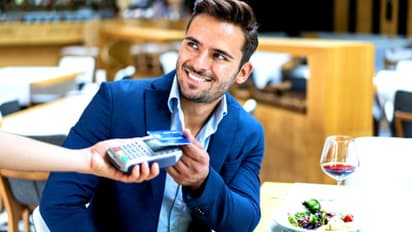 ക്രെഡിറ്റ് കാർഡ് ബിൽ അടയ്ക്കാൻ മറ്റൊരു ക്രെഡിറ്റ് കാർഡ് ഉപയോഗിക്കാമോ? അറിയേണ്ടതെല്ലാം  