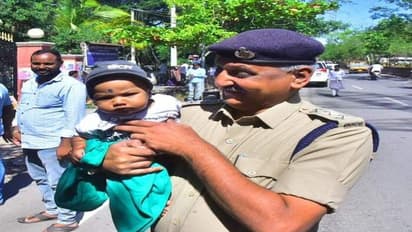 గ్రూప్ 4 ఎగ్జామ్ : చంటి బిడ్డతో పరీక్ష కేంద్రానికి తల్లిదండ్రులు .. పోలీసుల మానవత్వం, చిన్నారికి లాలన